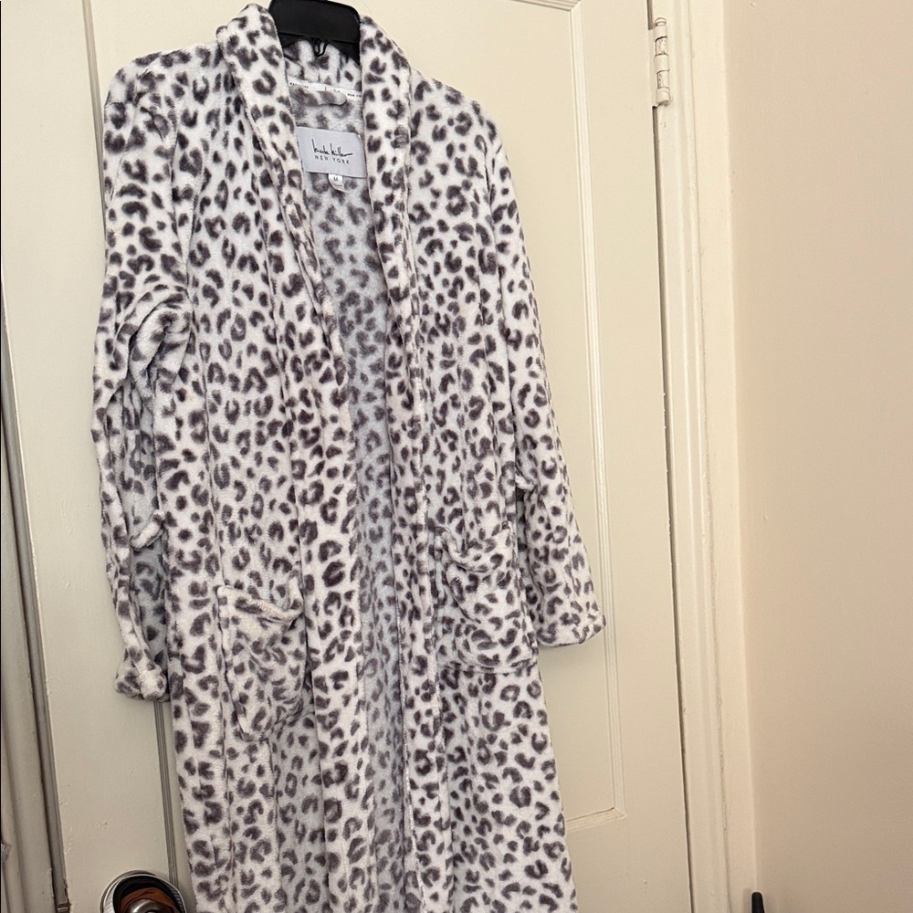 Nicole Miller Gray Leopard Print Robe size M
